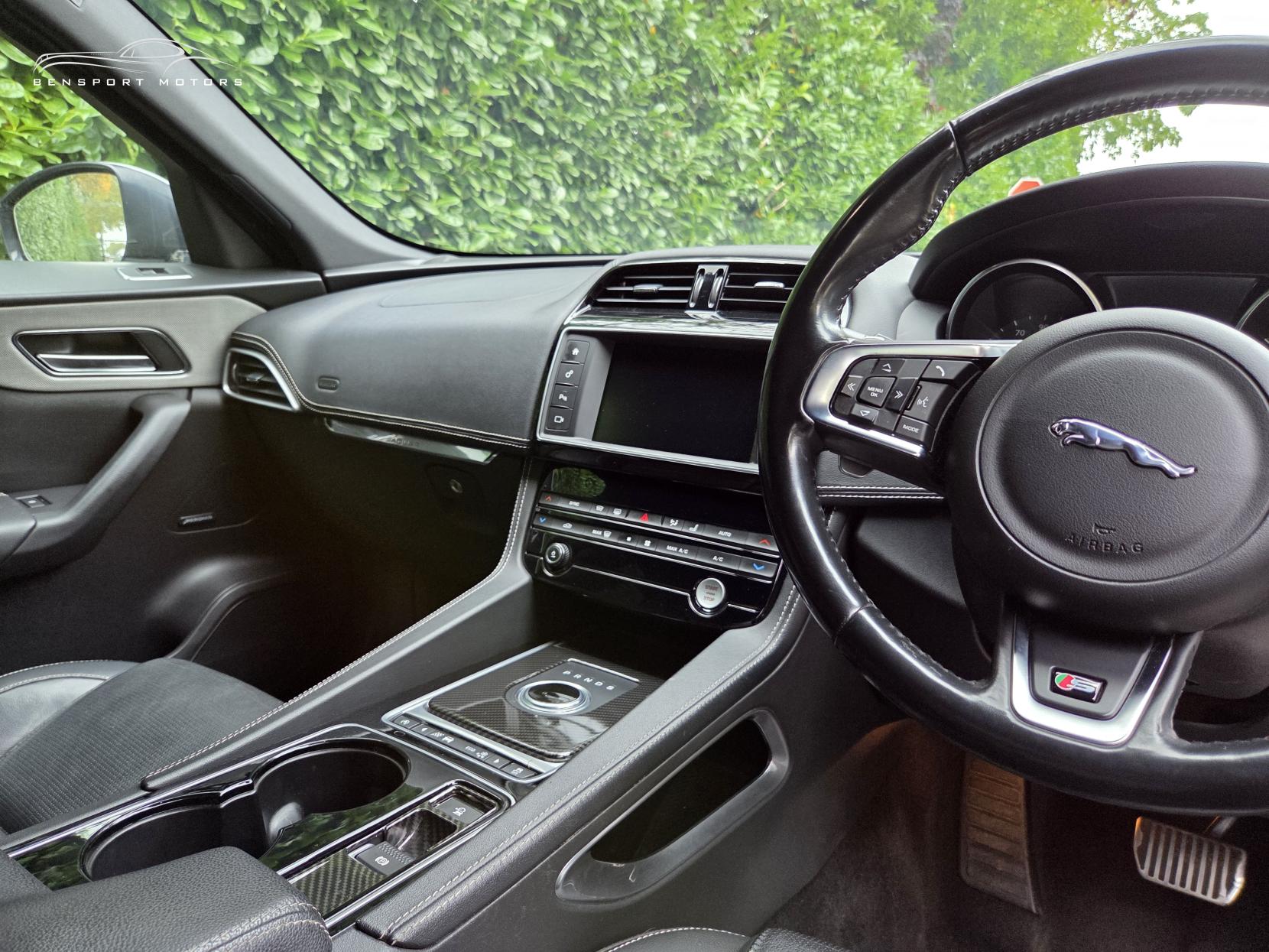 Jaguar F-PACE 3.0 D300 V6 S SUV 5dr Diesel Auto AWD Euro 6 (s/s) (300 ps)