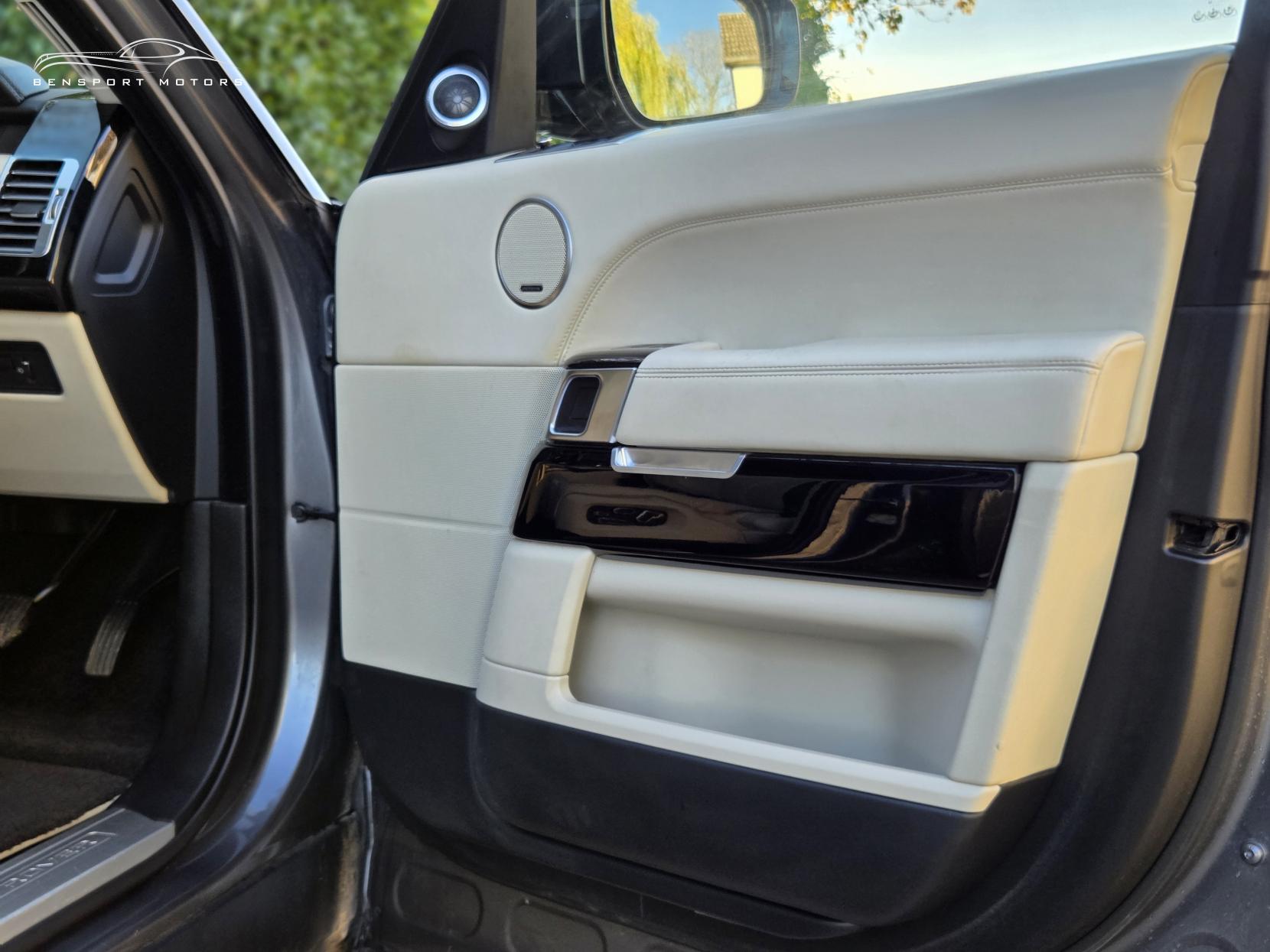 Land Rover Range Rover 4.4 SD V8 Vogue SE SUV 5dr Diesel Auto 4WD Euro 5 (339 ps)