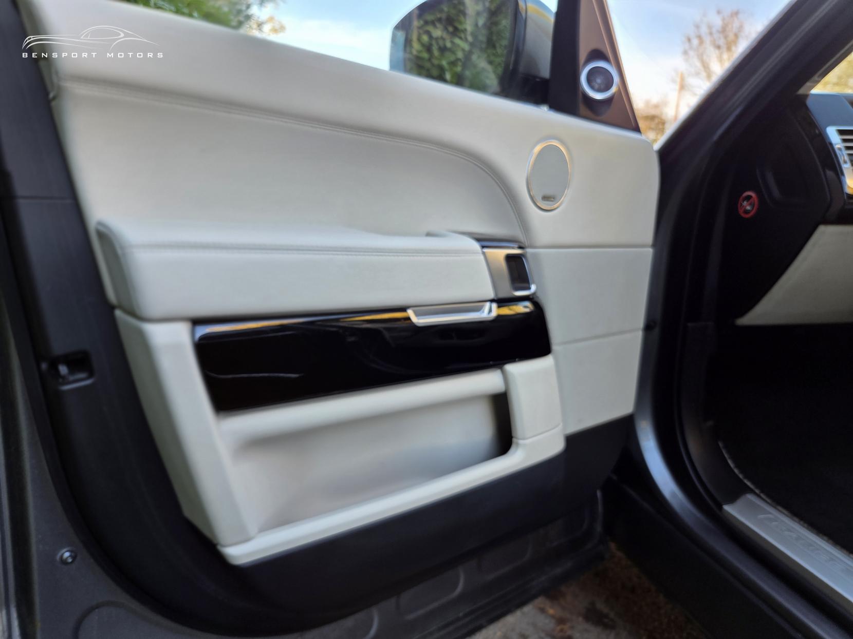 Land Rover Range Rover 4.4 SD V8 Vogue SE SUV 5dr Diesel Auto 4WD Euro 5 (339 ps)